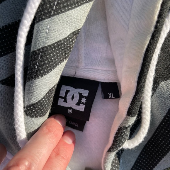 DC SHOES zip up hoodie. Size Xl - Picture 4 of 5
